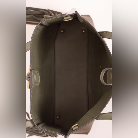 Simply Noelle- fringed bag. - Picture 4 of 9